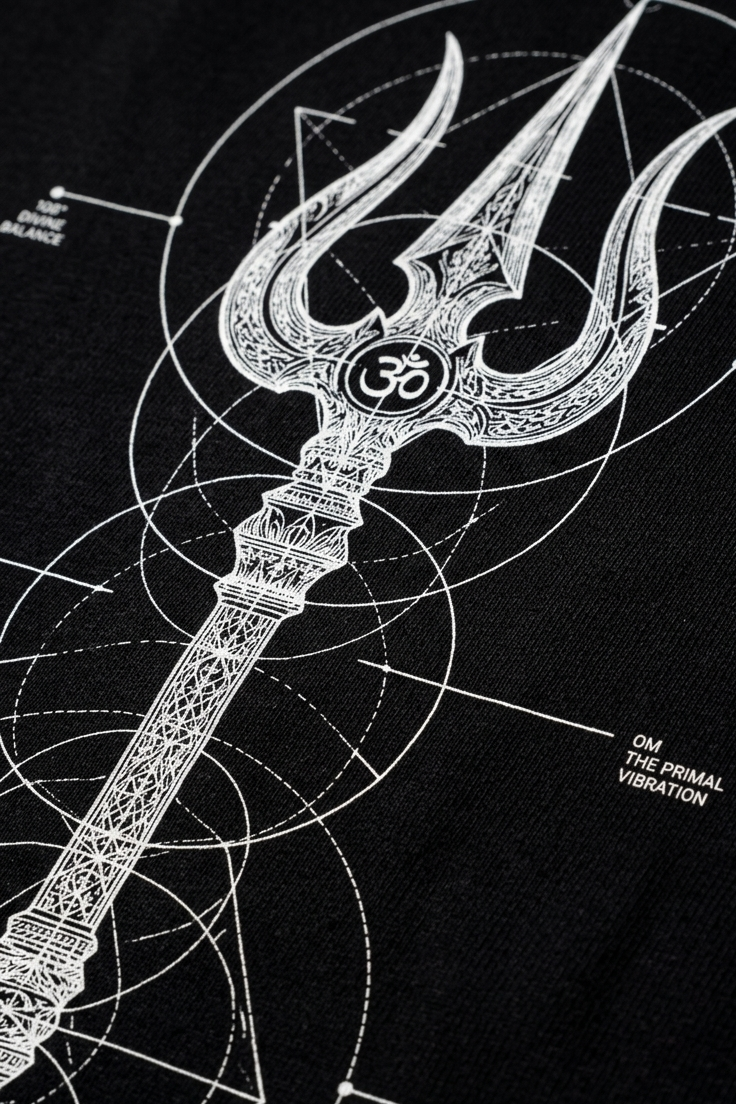 Triguna / Black / Oversized Tee